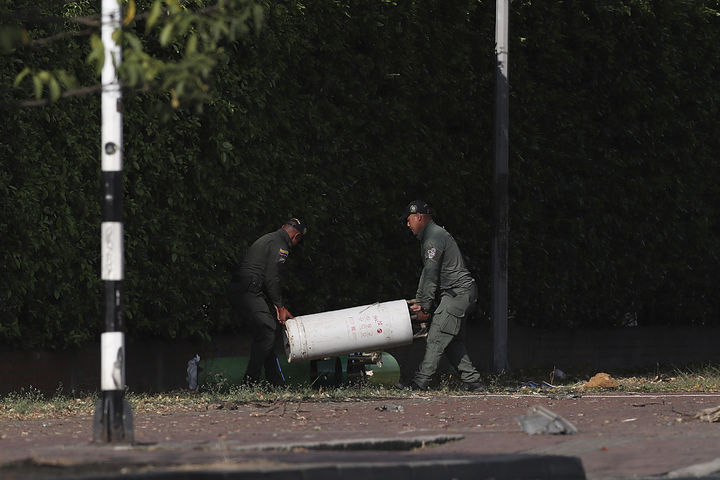 [칼리( 콜롬비아0= AP/뉴시스] 콜롬비아 칼리 시외의 공군기지에서 보안군이 8월 21일 폭탄 테러 현장을 조사하고 있다. 2025. 08.22. 