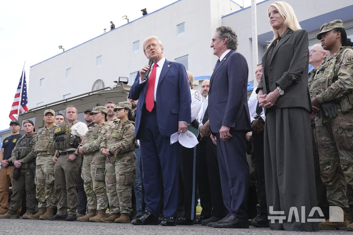 [워싱턴=AP/뉴시스] 도널드 트럼프 미국 대통령이 21일(현지 시간) 워싱턴 DC 동남부 애너코스티아에 위치한 공원 경찰(USPP) 시설을 찾아 경찰, 주 방위군 등을 격려하고 있다. 2025.08.22.