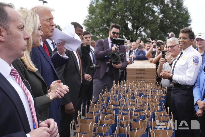 [워싱턴=AP/뉴시스] 도널드 트럼프 미국 대통령이 21일(현지 시간) 워싱턴 DC 동남부 애너코스티아에 위치한 공원 경찰(USPP) 시설을 찾아 경찰, 주 방위군 등을 격려하고 있다. 2025.08.22.