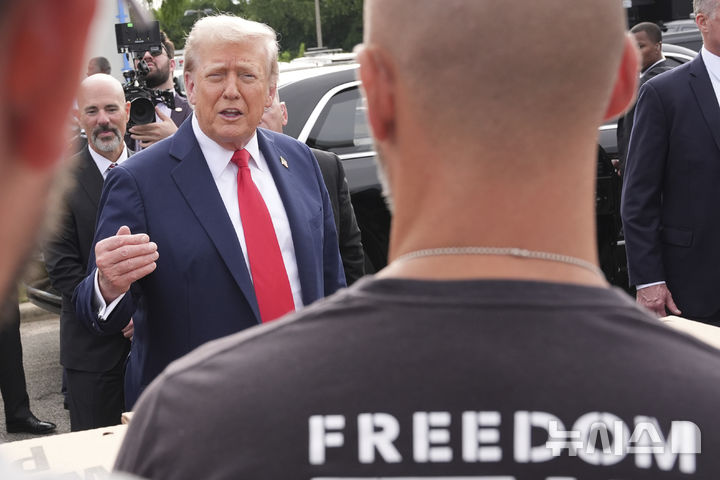 [워싱턴=AP/뉴시스] 도널드 트럼프 미국 대통령이 21일(현지 시간) 워싱턴 DC 동남부 애너코스티아에 위치한 공원 경찰(USPP) 시설을 찾아 경찰, 주 방위군 등을 격려하고 있다. 2025.08.22.