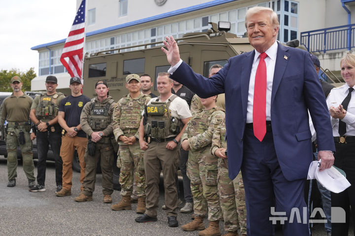 [워싱턴=AP/뉴시스] 도널드 트럼프 미국 대통령이 지난 21일(현지 시간) 워싱턴 DC 동남부 애너코스티아에 위치한 공원 경찰(USPP) 시설을 찾아 경찰, 주 방위군 등을 격려하고 있다. 2025.08.22.