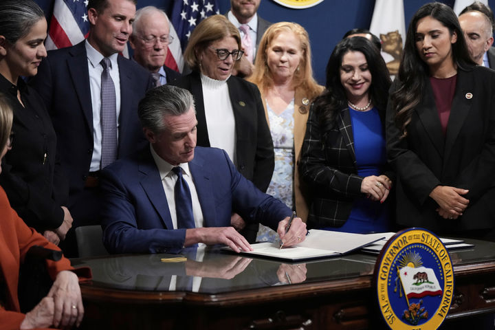 [새크라멘토=AP/뉴시스] 개빈 뉴섬 캘리포니아 주지사가 8월21일 새크라멘토 주지사실에서 주 의회를 통과한 선거구 재조정안과 특별 선거에 관한 법안에 서명하고 있다. 주의회는 탄소배출량 제한 등 바이든 시대 환경보호법을 폐기한 트럼프의 환경보호 역행에 맞서서 9월 13일 새 법안을통과시켰다. 2025.09.14. 
