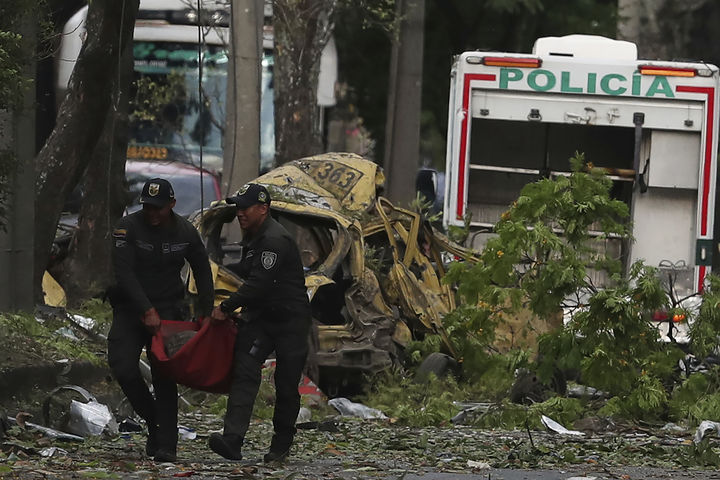 [칼리( 콜롬비아)=AP/뉴시스] 콜롬비아 칼리 시외 공군기지에서 8월 21일 폭탄 테러가 일어나 경찰이 폭발 잔해물을 치우며 현장을 조사하고 있다. 2025.08.22. 