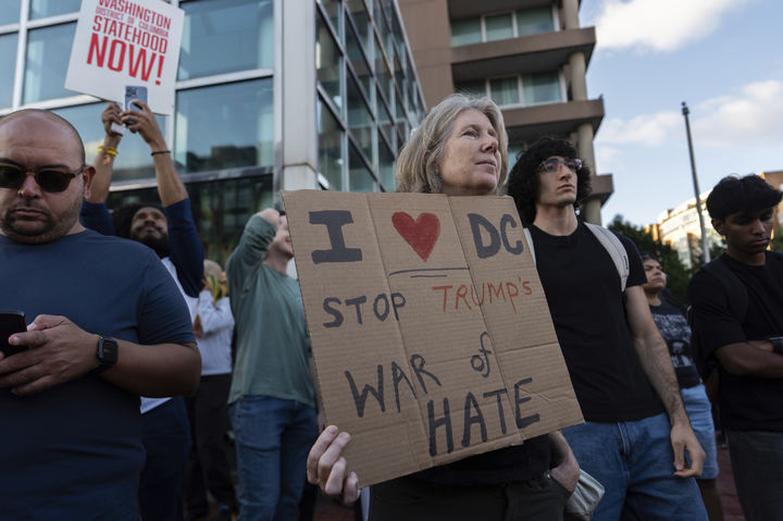 [워싱턴=AP/뉴시스] 지난 21일(현지 시간) 워싱턴 D.C. 북서부 거리에서 시민들이 도널드 트럼프 대통령의 연방 법 집행기관·주 방위군 동원에 반대하며 시위를 벌이고 있다. 2025.08.29.