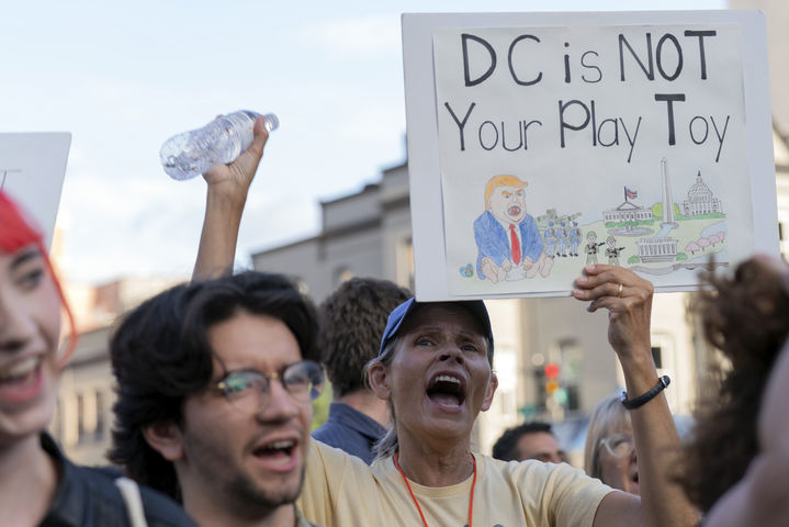 [워싱턴=AP/뉴시스] 21일(현지 시간) 워싱턴 D.C. 북서부 거리에서 시민들이 도널드 트럼프 대통령의 연방 법집행기관·주 방위군 동원 배치에 반대하는 시위를 벌이고 있다. 2025.08.22