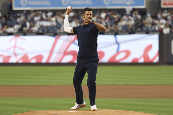 [뉴욕=AP/뉴시스] 22일(한국 시간) 뉴욕 양키스와 보스턴 레드삭스의 2025 메이저리그 경기에 앞서 테니스 스타 노박 조코비치가 시구를 하고 있다. 2025.08.22.