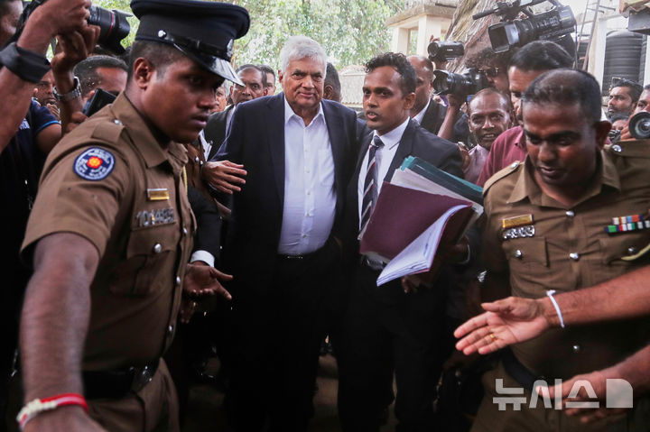 [AP/뉴시스] 23일 스리랑카 수도 콜롬보에서 위크레메싱게 전 대통령이 체포된 뒤 법원으로 호위 인도되고 있다 