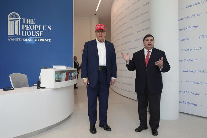 [워싱턴=AP/뉴시스]도널드 트럼프 미 대통령이 22일(현지시각) 백악관 박물관을 방문해 스튜어트 맥로린 백악관 역사협회장이 발언하는 것을 듣고 있다. 2025.8.23.