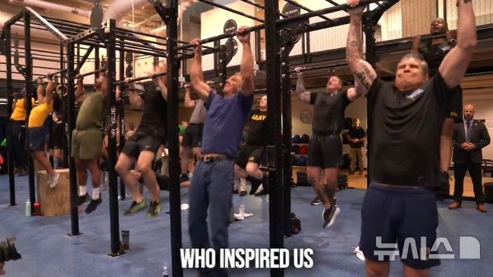 [워싱턴=뉴시스]피트 헤그세스(오른쪽부터) 미 국방장관과 로버트 케네디 주니어 보건복지부 장관이 지난 18일(현지 시간) 미 국방부 체력단련실에서 10분 안에 팔굽혀펴기(푸시업) 100개, 턱걸이 50개를 하는 이른바 '피트와 바비(케네디 장관 애칭) 챌린지'에 나선 모습. (사진=케네디 주니어 X 캡쳐). 2025.08.22.