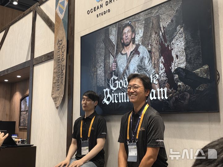 [쾰른(독일)=뉴시스]오동현 기자 = 21일 독일 쾰른 '게임스컴 2025' 현장에서 기자간담회를 통해 신작 '갓 세이브 버밍엄'에 대해 소개하는 오션드라이브 스튜디오의 김희재 대표(오른쪽)와 차현성 디렉터. odong85@newsis.com