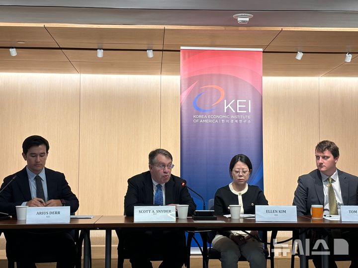 [워싱턴=뉴시스]이윤희 특파원 = 한미경제연구소(KEI)가 21일(현지 시간) 미국 워싱턴DC 사무실에서 한미 정상회담 관련 언론 간담회를 진행하고 있다. 왼쪽부터 아리우스 데어 커뮤니케이션 국장, 스콧 스나이더 소장, 앨런 김 학술프로그램 국장, 톰 라미지 경제정책 애널리스트. 2025.08.22.