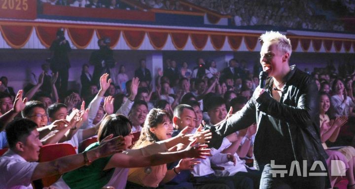 [서울=뉴시스]러시아 팝스타 샤만이 지난 15일 평양 공연에서 환호하는 관객들과 소통하고 있다. 당시 억눌린 북한 주민들에 자유의 정신을 줬다고 발언했던 샤만이 지난 10일에도 평양에서 2번째로 공연했다. (북한 조선중앙TV. NK 뉴스에서 재인용) 2025.10.11. 