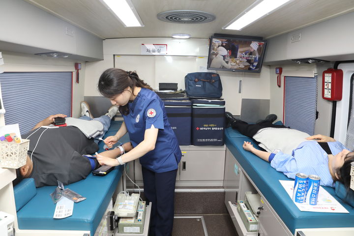 [서울=뉴시스] 동아오츠카 임직원들이 헌혈을 하고 있는 모습.(사진=동아오츠카 제공) *재판매 및 DB 금지