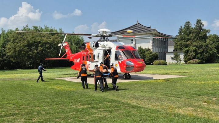 [세종=뉴시스] 119응급의료 헬기 이송 훈련이 이뤄지고 있다. (제공=소방청). *재판매 및 DB 금지