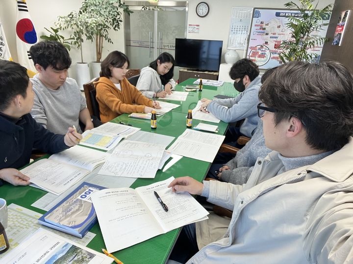 [밀양=뉴시스] 교육전시팀 연간 업무계획 보고회를 하는 밀양문화관광재단 교육전시팀 이준욱 팀장. (사진=밀양문화관광재단 제공) 2025.08.23. photo@newsis.com *재판매 및 DB 금지