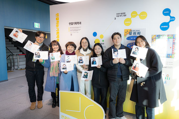 [밀양=뉴시스] 밀양은 대학 연결기획학과 졸업식에 참석한 밀양문화관광재단 교육전시팀 이준욱 팀장. (사진=밀양문화관광재단 제공) 2025.08.23. photo@newsis.com *재판매 및 DB 금지