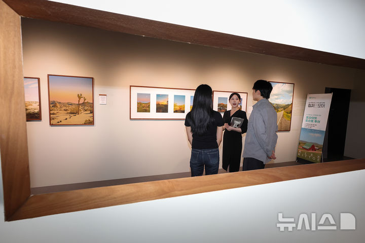 [서울=뉴시스]KT는 21일 멤버십 고객을 대상으로 진행한 '프라이빗 도슨트 투어 3차'에서 AI 아트 이벤트와 무료 전시 관람을 제공해 큰 호응을 얻었다고 밝혔다. 사진은 KT 멤버십 고객들이 서울시 광진구에 위치한 그라운드시소 이스트에서 프라이빗 도슨트 투어를 즐기고 있는 모습. (사진=KT 제공)