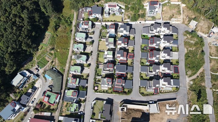 [용인=뉴시스] 융복합지원사업을 통해 신재생 에너지 설비인 태양광을 설치한 처인구 동부동의 한 마을 모습. (사진=뉴시스 DB). photo@newsis.com