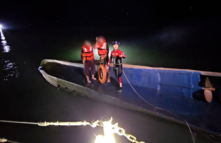 [신안=뉴시스] 22일 오전 0시26분께 전남 신안군 자은도 인근 해상에서 4.36t급 민어잡이 어선 A호가 전복돼 목포해경이 승선원을 구조하고 있다. (사진 = 목포해경 제공) 2025.08.22. photo@newsis.com *재판매 및 DB 금지