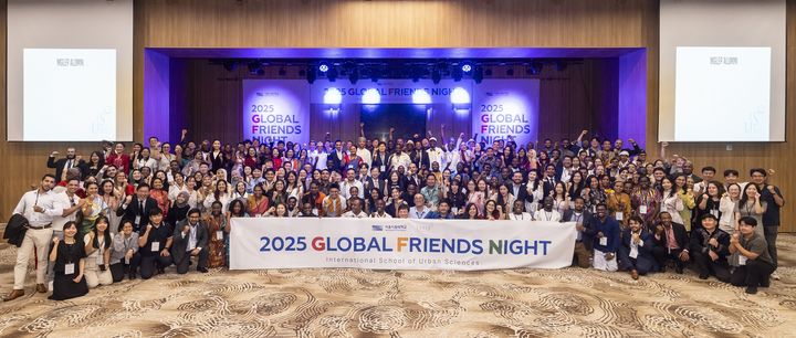 [서울=뉴시스] '2025 Global Friends Night' 참가자들이 단체 사진을 촬영하고 있다. (사진=서울시립대 제공) 2025.08.22. photo@newsis.com *재판매 및 DB 금지