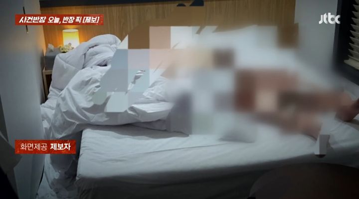 [서울=뉴시스] 알몸 남성이 객실 침대 위에 누워있다. (출처=JTBC '사건반장') *재판매 및 DB 금지
