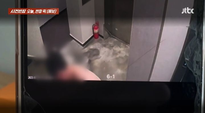 [서울=뉴시스] 한 남성이 옷을 하나둘 벗더니 A씨 객실로 들어가는 모습. (출처=JTBC '사건반장') *재판매 및 DB 금지