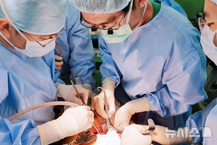 [인천=뉴시스] 정일형 기자 = 부천성모병원 간담췌외과 나건형 교수 간이식수술. (사진=부천성모병원 제공)