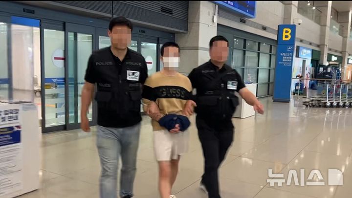 [서울=뉴시스]서울 서초경찰서는 인터폴 적색수배를 통해 태국 도피 중이던 마약 밀수 조직 총책 A씨를 이달 8일 국내로 송환해 구속 송치했다고 22일 밝혔다. 사진은 A씨가 8일 인천국제공항을 통해 송환돼 경찰에 인도되는 모습. (사진=서초경찰서 제공)