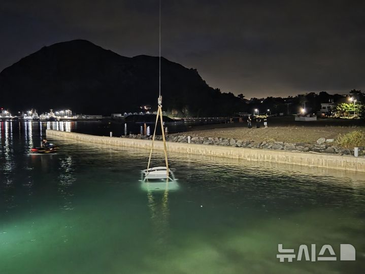 [제주=뉴시스] 21일 오후 제주 서귀포시 안덕면 화순금모래해변에서 차량이 해상에 추락해 해경이 인양 작업을 벌이고 있다. (사진=서귀포해양경철사 제공) 2025.08.22. photo@newsis.com