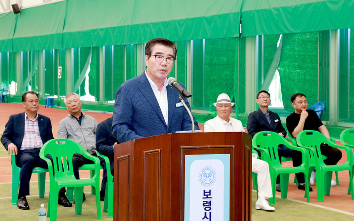 [보령=뉴시스] '제25회 만세보령머드배 전국 동호인 테니스 대회'에서 인사말하는 김동일 보령시장. (사진=보령시청 제공) 2025.08.23. photo@newsis.com *재판매 및 DB 금지