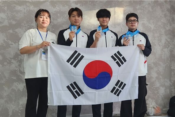 [서울=뉴시스] 제16회 아시아사격선수권대회 공기소총 10m 남자 일반부 단체전에서 3위에 오른 한국 사격. 왼쪽부터 서선화 코치, 이준환, 서준원, 박하준. (사진=대한사격연맹 제공) *재판매 및 DB 금지