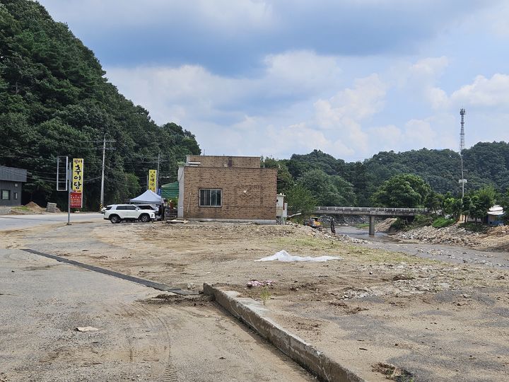 [가평=뉴시스] 이호진 기자=편의점 건물이 있었던 부지. 지난달 20일 집중호우로 지반이 유실되면서 건물이 하천 방향으로 넘어져 철거됐다. 2025.08.21. asake@newsis.com *재판매 및 DB 금지