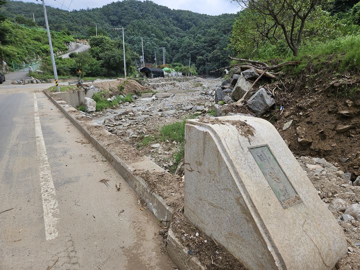 [가평=뉴시스] 이호진 기자=가평군 조종면 마일교 모습. 아직까지 지난달 수해의 흔적이 그대로 남아있다. 2025.08.21. asake@newsis.com *재판매 및 DB 금지