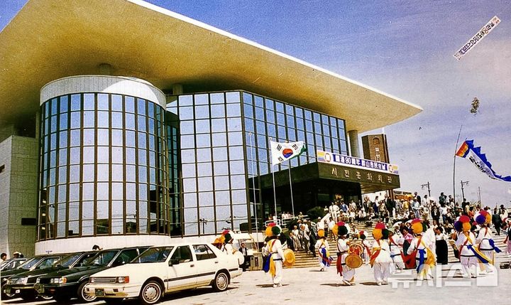 [군산=뉴시스] 군산시민문화회관 개소식 당시 모습. (사진= 전북자치도 제공) *재판매 및 DB 금지