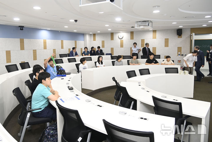 [대구=뉴시스]대구시 달성군에 위치한 DGIST(대구경북과학기술원)에서 달성군 교육발전특구 전략사업의 하나로 추진한 ‘과학창의학교’ 수업이 열리고 있다(사진=달성군 제공) 2025.08.22photo@newsis.com *재판매 및 DB 금지