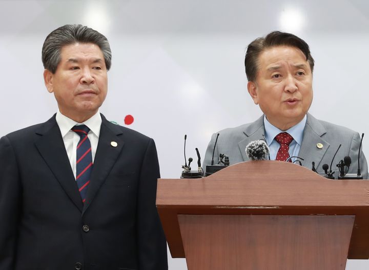 김영환(오른쪽) 충북지사와 윤현우 충북체육회장. (사진=뉴시스DB) *재판매 및 DB 금지