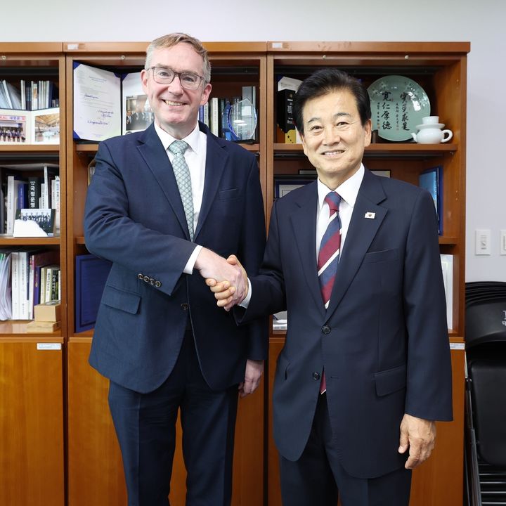 [서울=뉴시스]정동영 통일부 장관이 22일 주북 영국대사로 근무했던 콜린 크룩스 주한 영국대사를 만난 모습. (사진=통일부 제공) 2025.08.22. *재판매 및 DB 금지