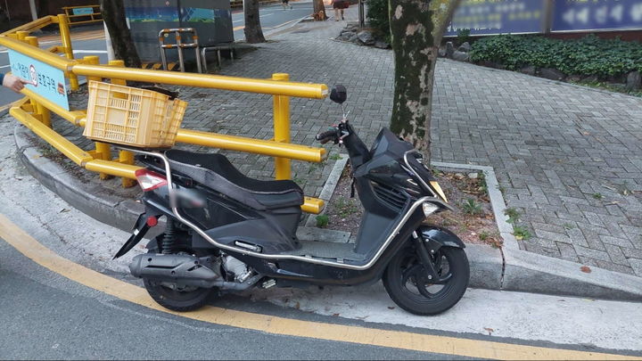 [부산=뉴시스] 21일 오후 부산 북구의 한 도로를 달리던 오토바이가 차고지에서 나오던 시내버스를 들이받았다. (사진=부산경찰청 제공) 2025.08.22. photo@newsis.com *재판매 및 DB 금지