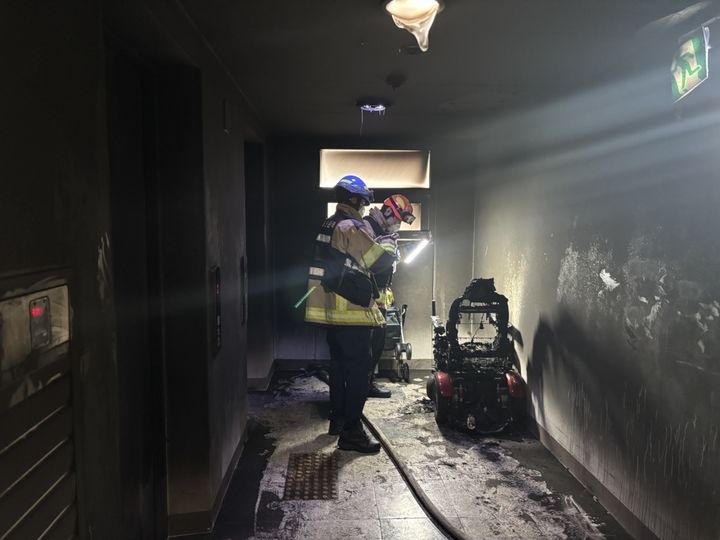 [통영=뉴시스] 지난 21일 오전 불탄 전동휠체어를 소방대원들이 감식하고 있다. (사진=경남소방본부 제공) 2025.08.22. photo@newsis.com *재판매 및 DB 금지