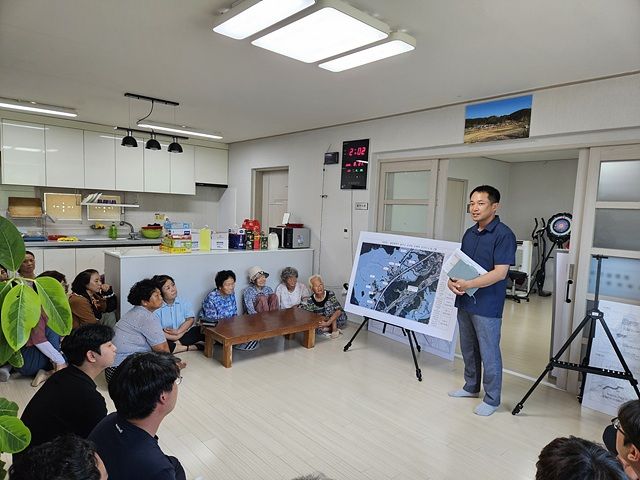 [양산=뉴시스] 지역 주민을 대상으로 사업 추진 설명회를 하고 있다. (사진=양산국유림관리소 제공) 2025.08.22. photo@newsis.com *재판매 및 DB 금지