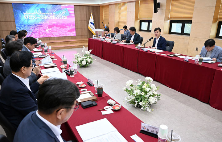 [안산=뉴시스]이민근 안산시장(오른쪽 두번 째)이 시청 제1회의실에서 열린 지역 경제단체·기관장들과의 간담회에서 인사말을 하고 있다.(사진=안산시 제공)2025.08.22.photo@newsis.com *재판매 및 DB 금지