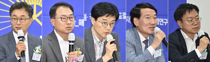 [서울=뉴시스] 박기웅 기자 = 22일 오전 서울 여의도 중소기업중앙회 대회의실에서 열린 '솔라시도 AI(인공지능) 에너지 신도시 및 RE100(재생에너지 100%) 산업단지 조성 정책포럼'에서 패널들이 토론을 진행하고 있다. 박원주 전 경제수석(왼쪽부터), 조홍종 단국대 교수, 이재석 산자부 입지총괄과장, 구길용 본부장, 황우곤 전 우리자산운용 대표. 2025.08.22. pboxer@newsis.com *재판매 및 DB 금지