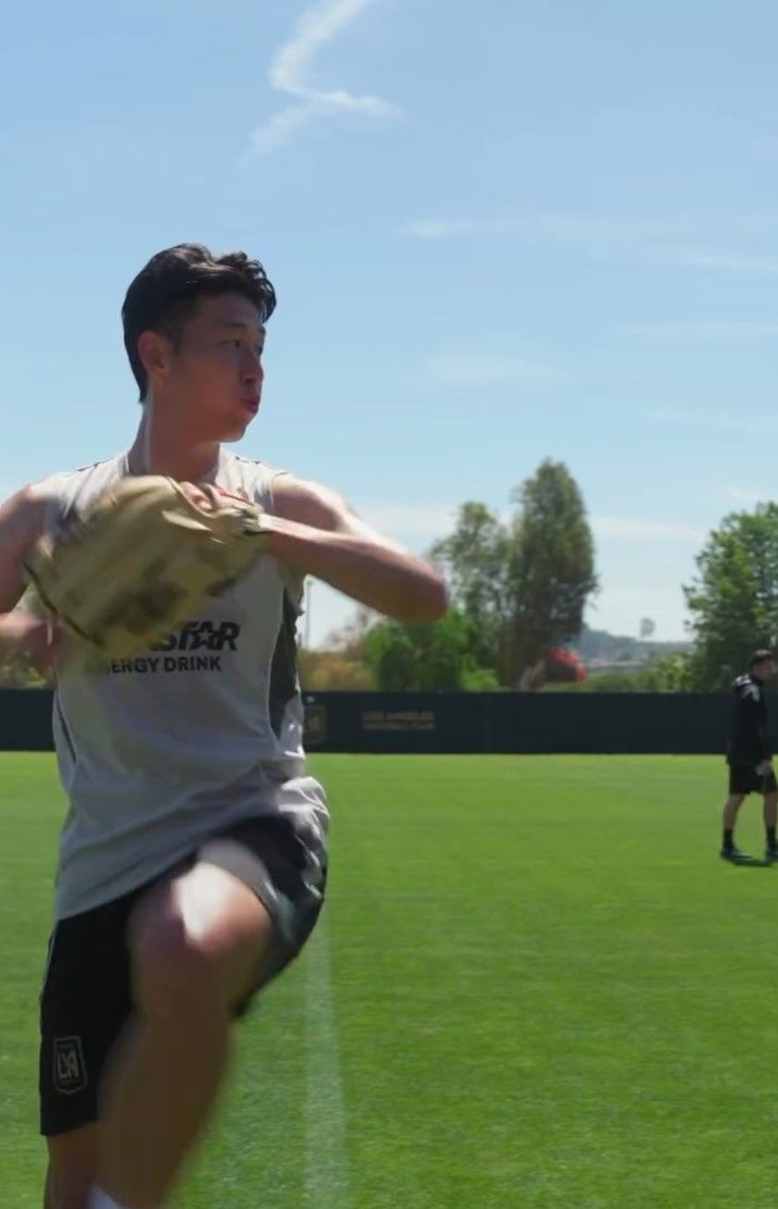 [서울=뉴시스] 시구 연습 중인 미국 프로축구 메이저리그사커(MLS) 로스앤젤레스FC(LAFC) 공격수 손흥민. (사진=LAFC SNS 캡처) *재판매 및 DB 금지