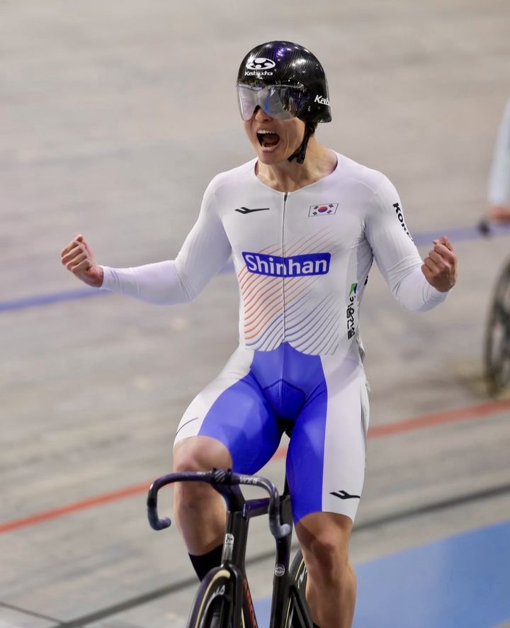 [서울=뉴시스] 2025 트랙 세계주니어선수권대회 남자 경륜 결승에서 우승한 최태호. (사진=세계사이클연맹 제공) *재판매 및 DB 금지