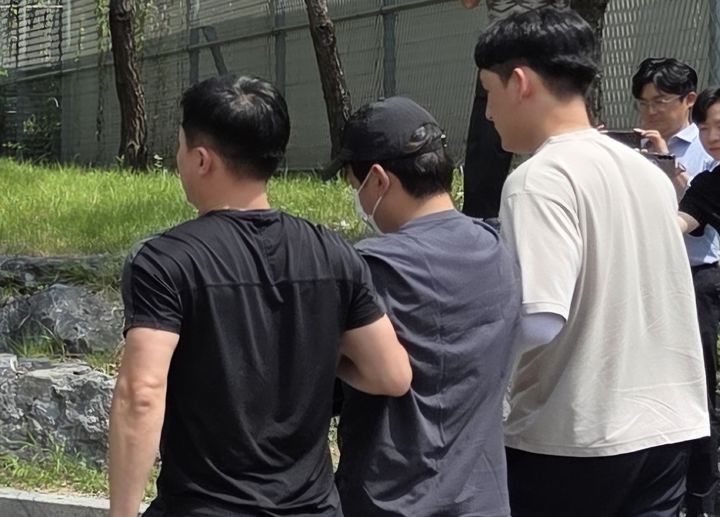 [용인=뉴시스] 경기 용인의 한 오피스텔 지하주차장에서 30대 여성을 흉기로 찔러 살해한 뒤 도주한 피의자 A(30대)씨가 용인서부경찰서로 압송되고 있다. (사진=독자제공) 2025.08.22. photo@newsis.com *재판매 및 DB 금지