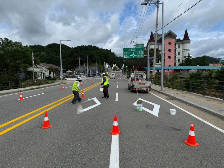 도시계획도로 차선도색 작업 현장. *재판매 및 DB 금지