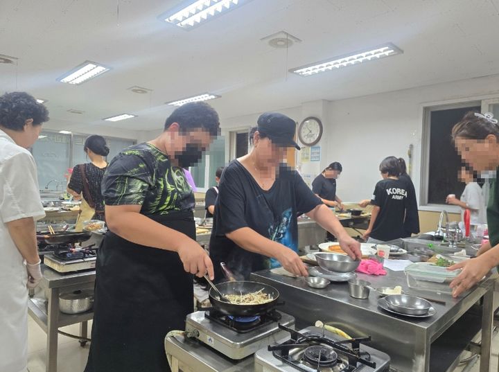 [거창=뉴시스] 거창군 요리교실 운영&nbsp; (사진=거창군 제공) 2025. 08. 22. photo@newsis.com *재판매 및 DB 금지