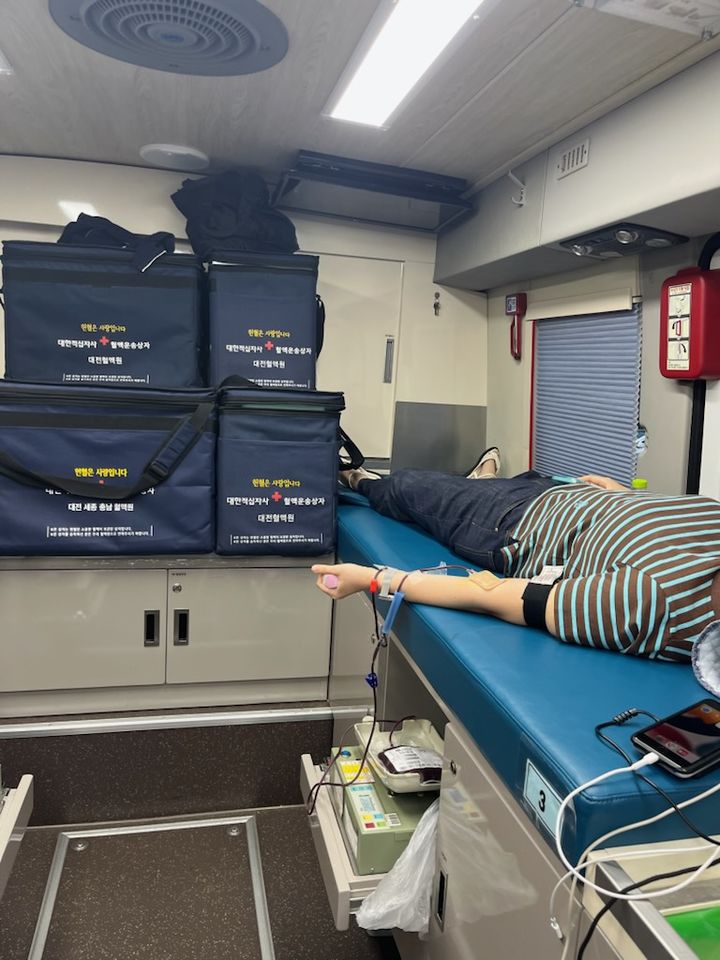 [대전=뉴시스]대전시는 22일 방학·휴가철로 혈액 보유량이 급감하는 여름철 수급 불안에 선제 대응하기 위해 시청 북문 앞에서 '사랑의 헌혈운동'을 진행했다. 2025. 08. 22 photo@newsis.com *재판매 및 DB 금지