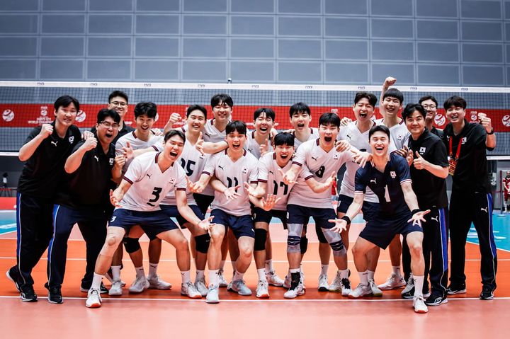 [서울=뉴시스] 한국 21세 이하(U-21) 남자배구 대표팀이 21일 중국 장먼에서 열린 2025 국제배구연맹(FIVB) U-21 세계선수권대회 B조 조별리그 1차전에서 캐나다를 상대로 승리한 뒤 기념사진을 찍고 있다. (사진=FIVB 공식 홈페이지 캡처) 2025.08.22. *재판매 및 DB 금지