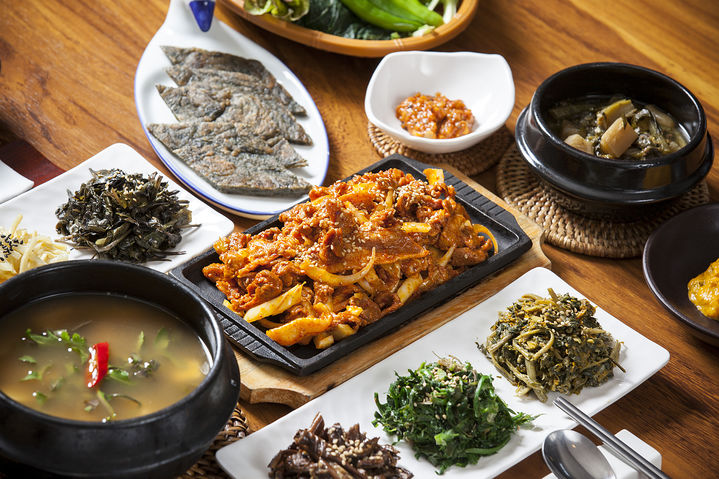 [서울=뉴시스] 최근 한 식당에서 손님이 혼자 밥을 먹었다는 이유로 메뉴판에 고지된 가격보다 1000원을 더 결제해 황당했다는 사연이 알려졌다. 사진은 본 기사와 관계없음. 2025.08.22. *재판매 및 DB금지 *재판매 및 DB 금지